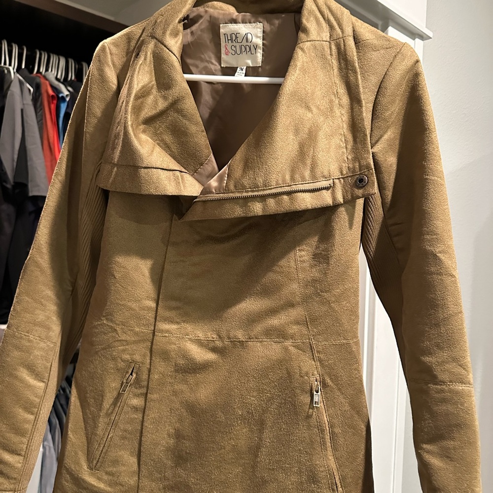 Women’s jacket with zipper pockets and ribbed sleeve detailing